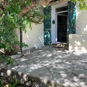 Maisonnette Avec Terrasse Et Patio A , Cassis France
